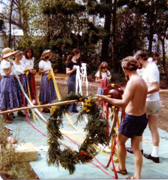 MediaevalFayre, Milton-1980-Putting up Maypole